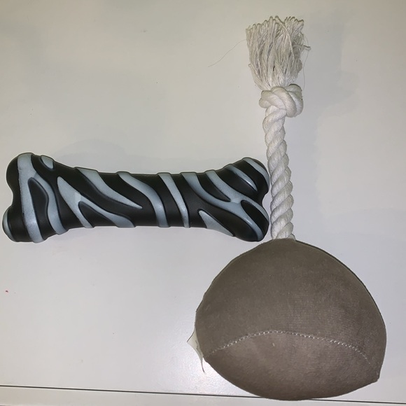 2 squeaky dog toys, Hershey kiss with rope - Picture 2 of 8